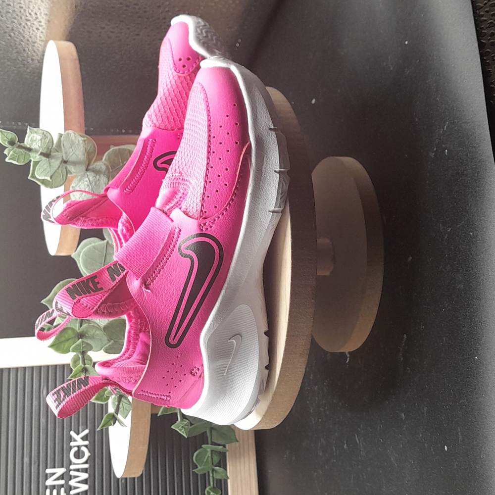 Nike Girls Flex Runner Pink And Black - Picture 2 of 6